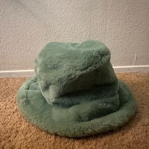 FUZZY BUCKET HAT